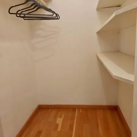 Kaksio Idyllisellae Alueella Laehellae Luontoa. Apartmán